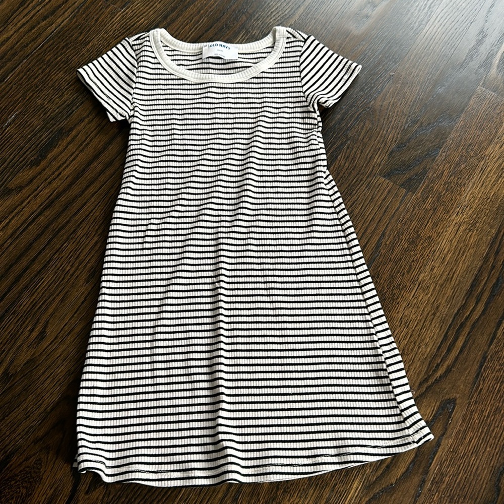 Old Navy litt girls short sleeve dress. Size 5. New with out tags.